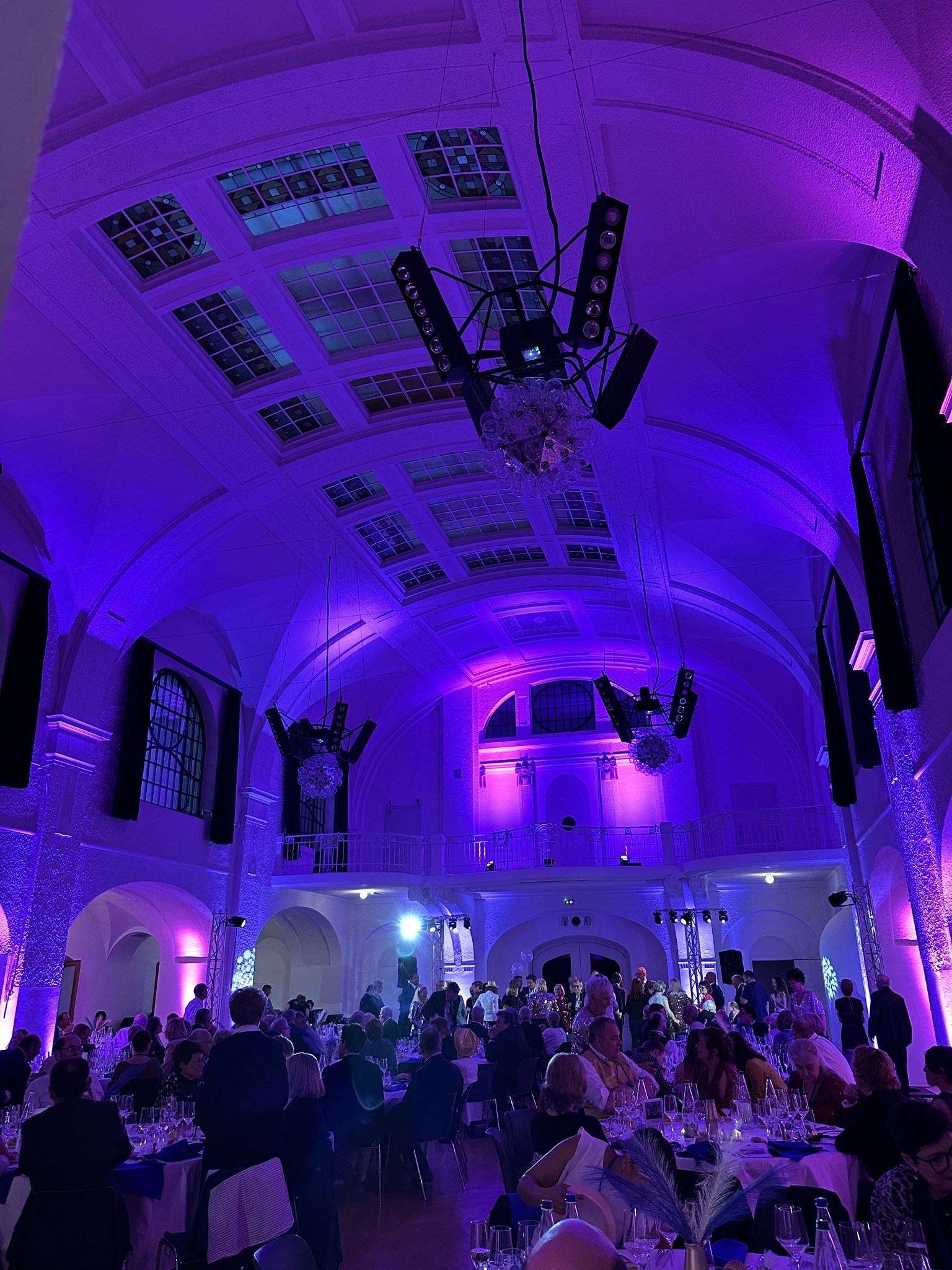 Salle avec un éclairage architectural