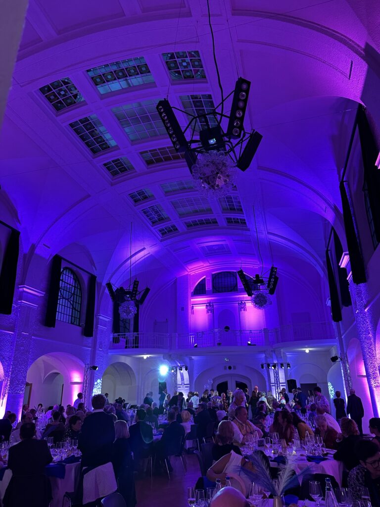 Salle des bains de Colmar avec éclairage architectural rose et bleu. 