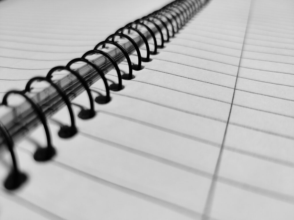 Carnet de notes posé sur une table de travail technique