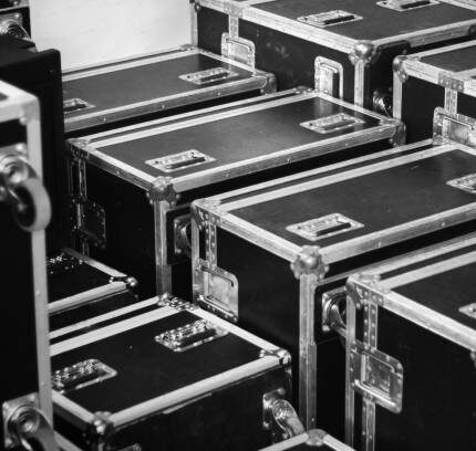 Flight cases empilés pour le transport et le rangement du matériel