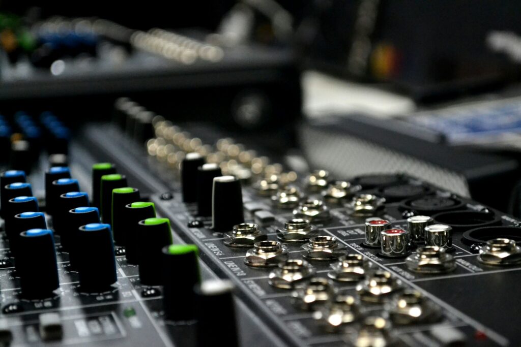 Table de mixage audio professionnelle pour le contrôle du son