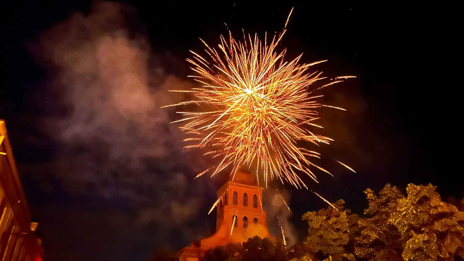 Feu d’artifice nocturne devant une église