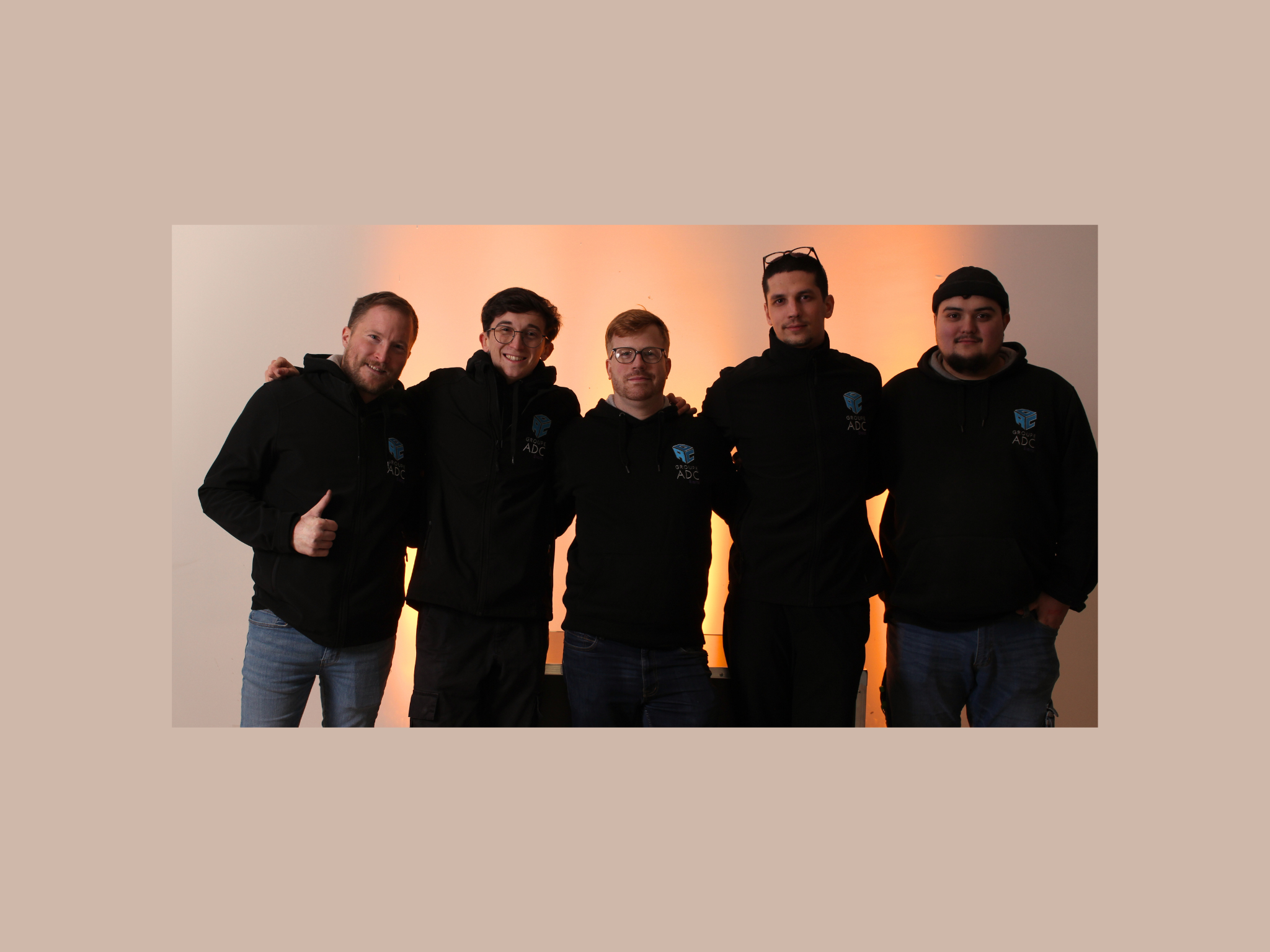 Photo de l'équipe de ADC EVENTS COLMAR sous fond blanc avec de la lumière orange, apparait dessus : Grégory HORNUNG - Léo GUILBERT - Mathias SITTLER - Jordane THIEBAUT - Baptise GUERIN