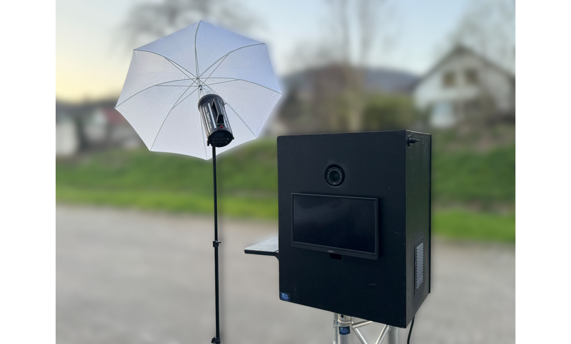 Borne photobooth haut de gamme avec écran intégré et éclairage studio sur trépied, idéale pour animations photo lors d’événements, mariages et soirées, photobooth professionnel par ADC EVENTS COLMAR, ALSACE, GRAND EST