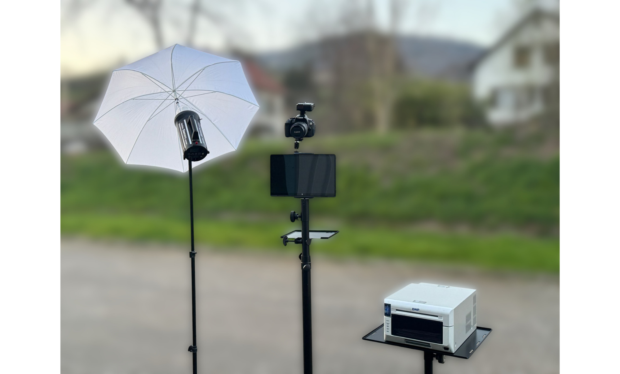 Petite Borne photobooth haut de gamme avec écran intégré et éclairage studio sur trépied, idéale pour animations photo lors d’événements, mariages et soirées, photobooth professionnel par ADC EVENTS COLMAR, ALSACE, GRAND EST